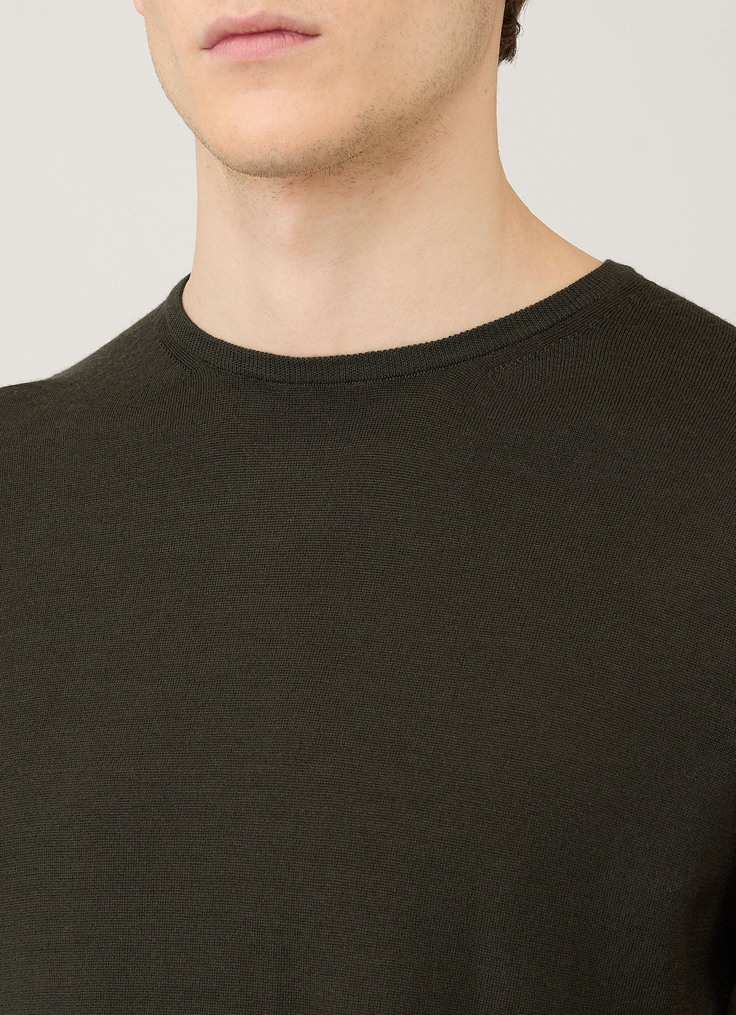 Mens Extra Fine Merino Crew Neck In Dark Green Mjum8058 Gnin