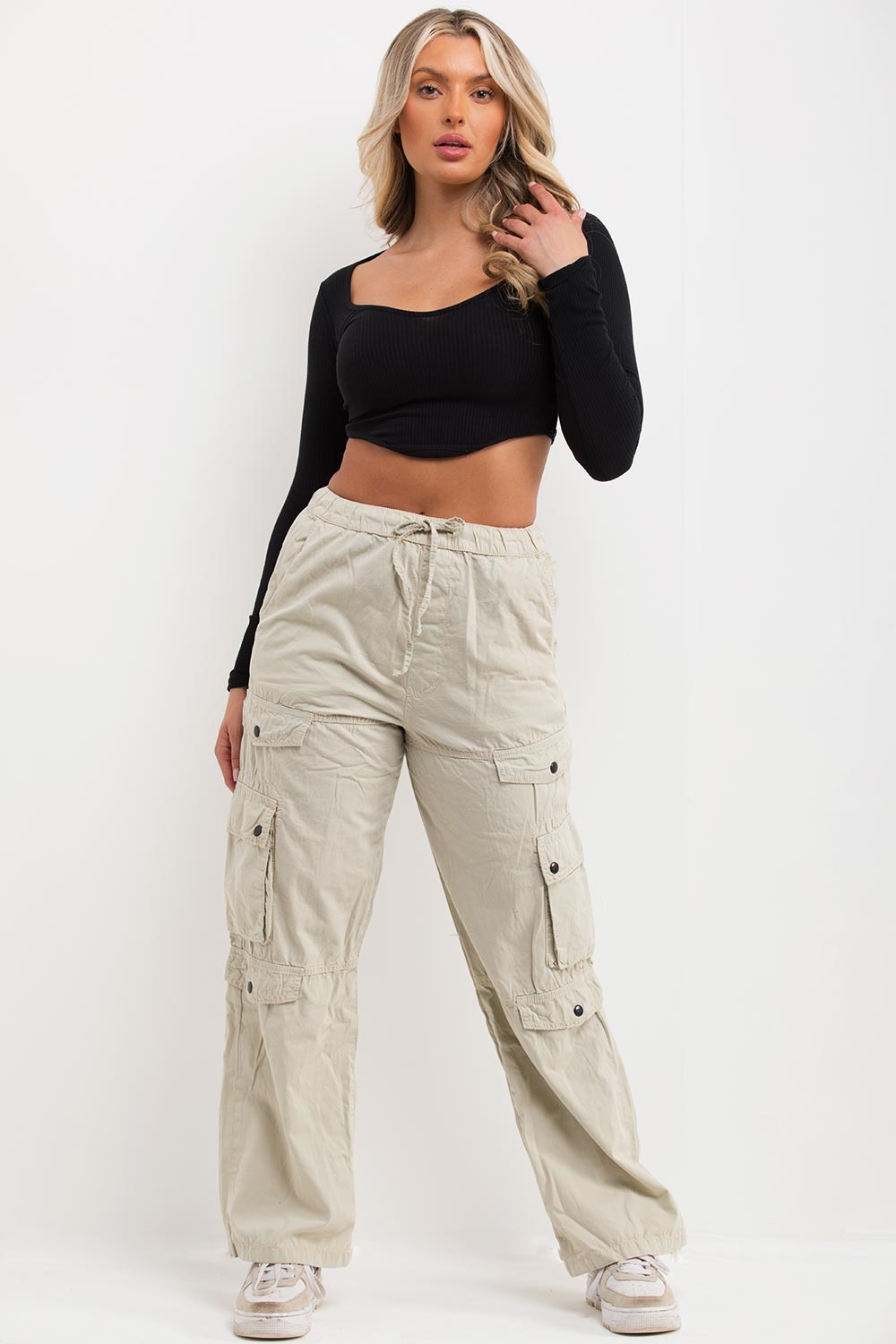 Cargo Trousers With Wide Legs And Side Pockets Beige